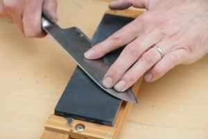 Sharpening Knives Angle / Flickr / Didriks